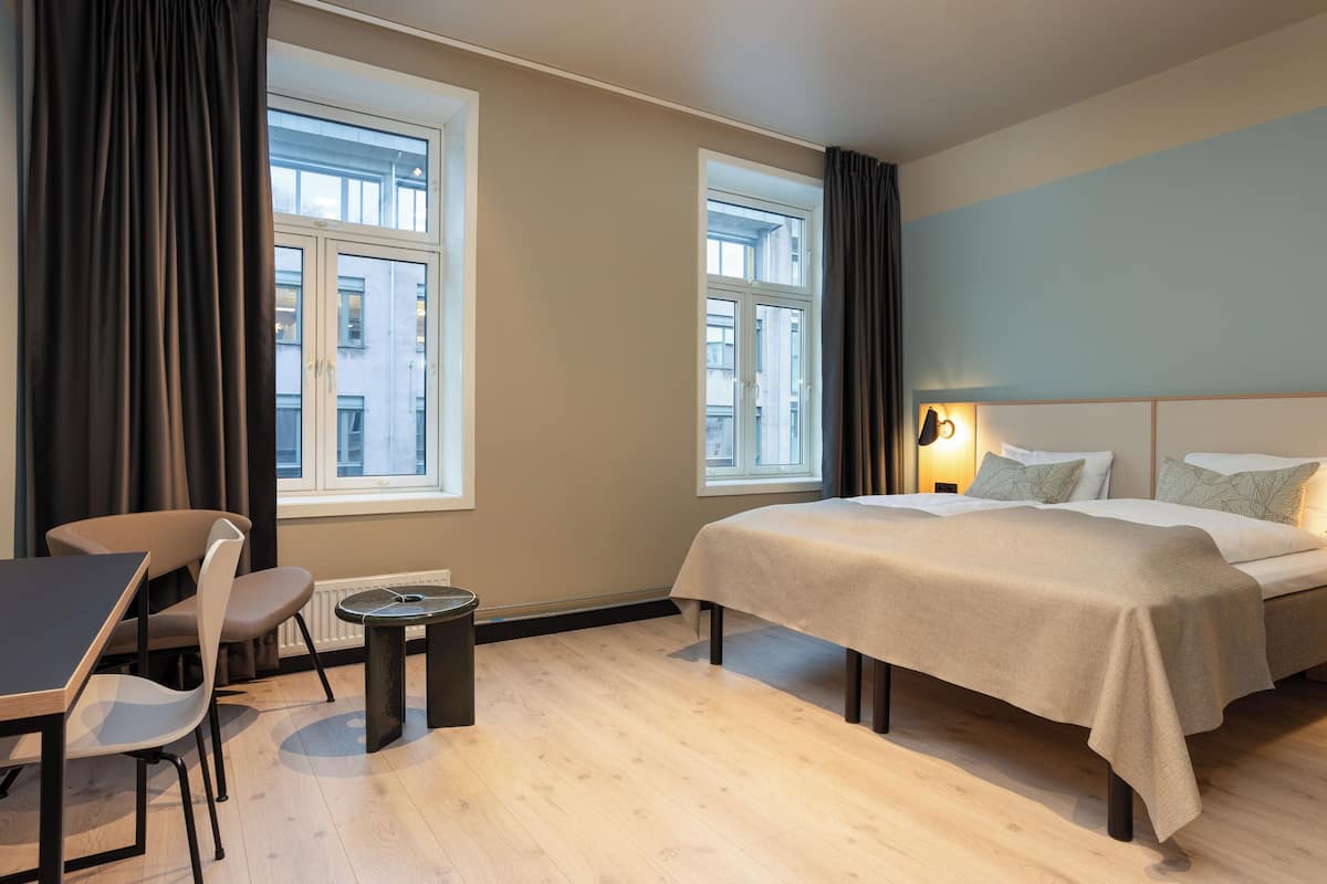 Skrivebord, strykejern/-brett og sengetøy