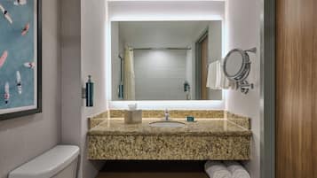Een bad/douchecombinatie, designer toiletartikelen, een haardroger