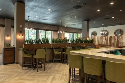 Hotel Zessa Orange County Airport, a DoubleTree by Hilton