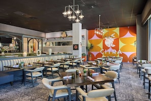 Breakfast and dinner served - Hotel Zessa Orange County Airport, a DoubleTree by Hilton (Santa Ana)