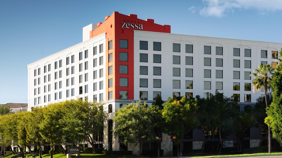 Hotel Zessa Orange County Airport, a DoubleTree by Hilton
