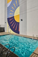 Una piscina al aire libre (de 06:00 a 22:00), tumbonas