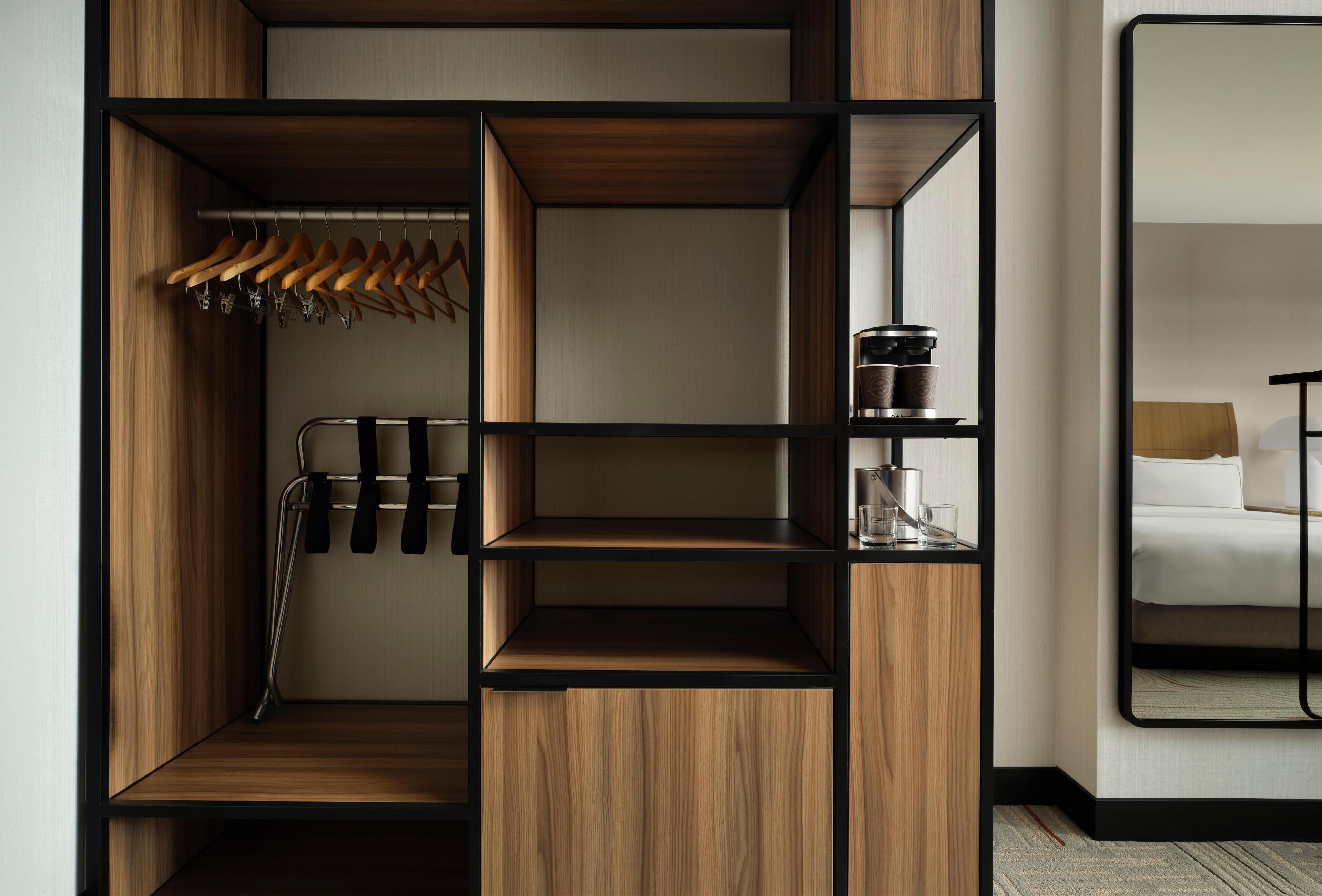 Seprai premium, selimut bulu angsa, brankas, dan meja kerja