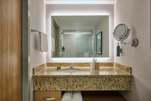 Combined shower/tub, designer toiletries, hair dryer, towels - Hotel Zessa Orange County Airport, a DoubleTree by Hilton (Santa Ana)