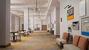 Lobby - Hotel Zessa Orange County Airport, a DoubleTree by Hilton (Santa Ana)