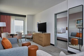 Suite, 1 kingsize-seng, ikke-røyk | Oppholdsområde | En 55-tommers TV med kabel-kanaler samt strømmetjenester