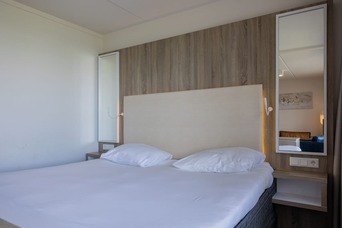 Soundproofing, free WiFi, bed sheets