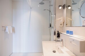 Comfort-Zimmer, 2 Einzelbetten, Balkon | Badezimmer | Dusche, umweltfreundliche Kosmetikartikel, Handtücher