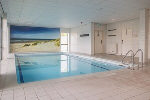 Kolam renang tertutup 