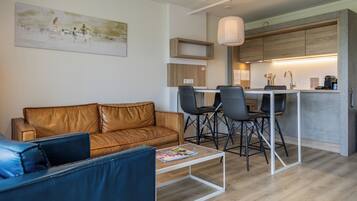 Familienapartment | Badezimmer | Dusche, umweltfreundliche Kosmetikartikel, Handtücher