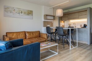 Familienapartment | Badezimmer | Dusche, umweltfreundliche Kosmetikartikel, Handtücher