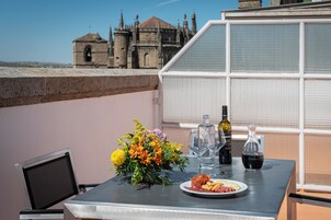 Habitación doble, terraza | Edredones de plumas, minibar, caja fuerte y mobiliario individual