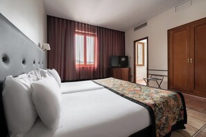 Down comforters, minibar, in-room safe, individually furnished - Dorma Alfonso VIII (Plasencia)