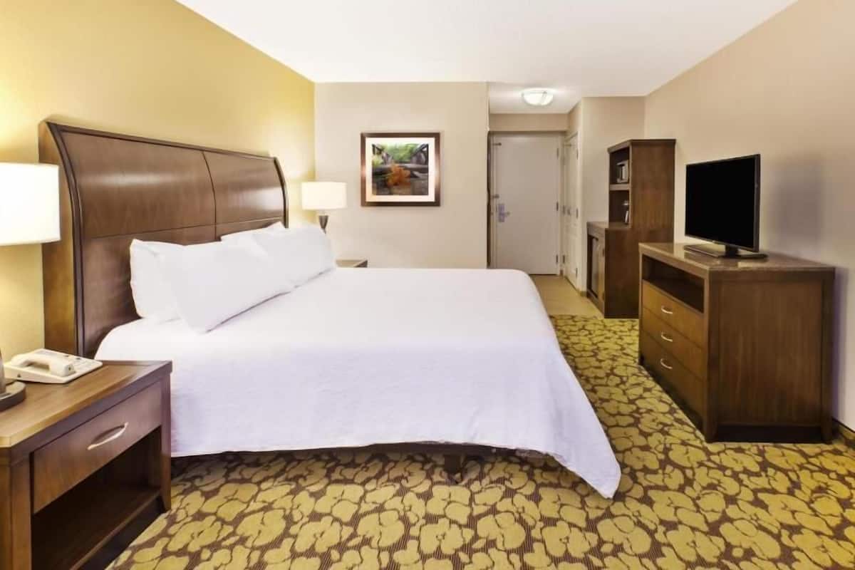 مكتب ومساحة عمل للكمبيوتر المحمول وستائر تعتيم ومكواة/لوح كي