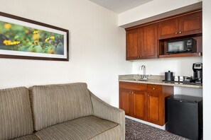 Suite Deluxe, 1 cama King size | Área de sala de estar | Televisión LCD de 49 pulgadas con canales por cable y televisión 