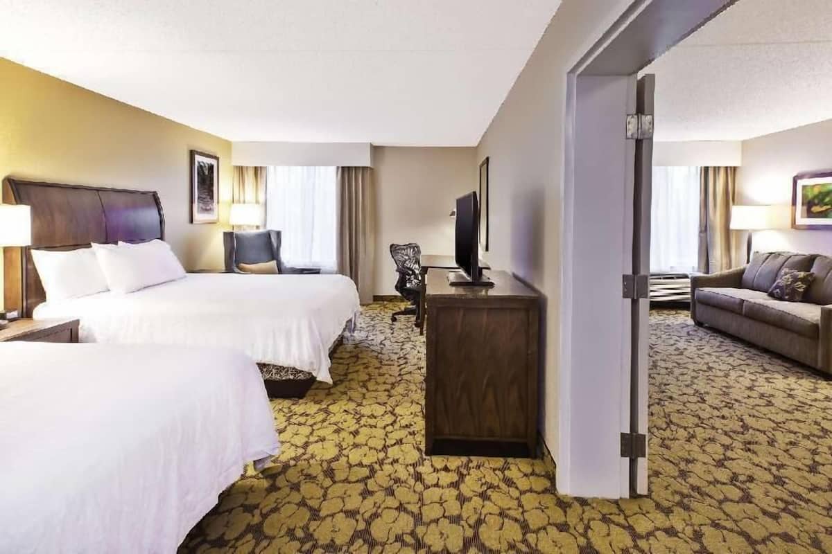 مكتب ومساحة عمل للكمبيوتر المحمول وستائر تعتيم ومكواة/لوح كي