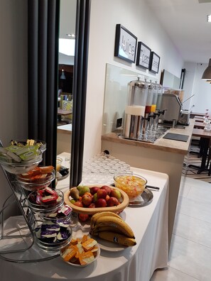 Daily English breakfast (GBP 9.95 per person) - Gatwick Belmont (Horley)