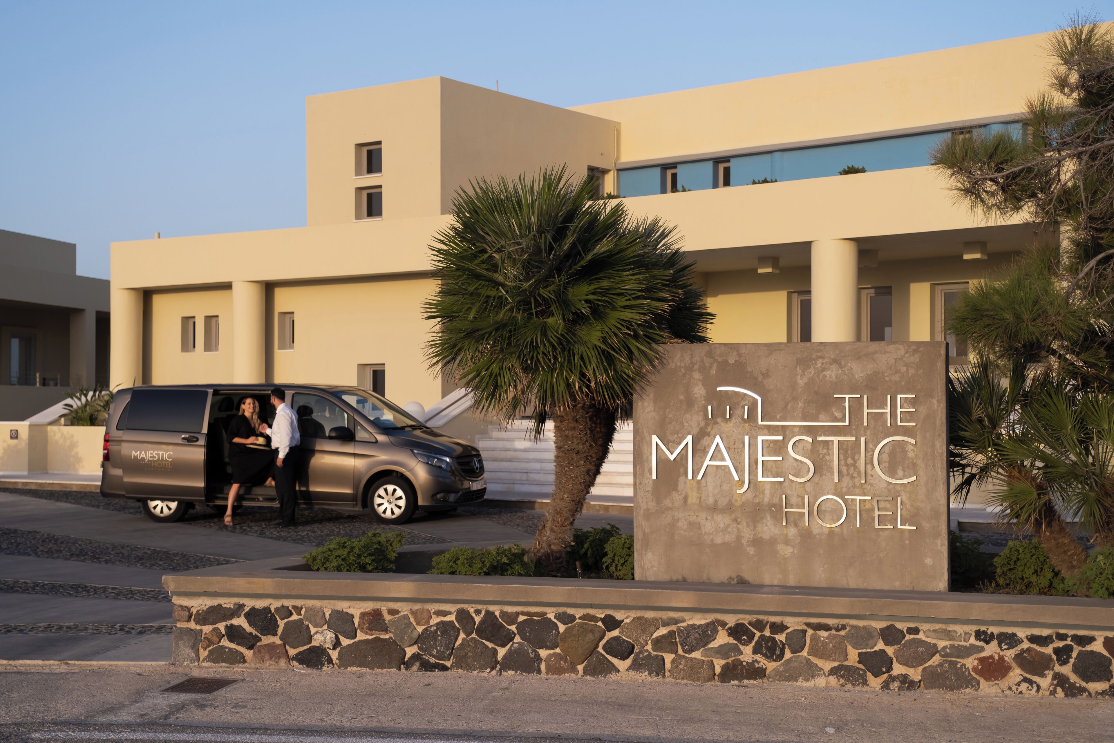Een modern gebouw met een bord waarop 'The Majestic Hotel' staat.