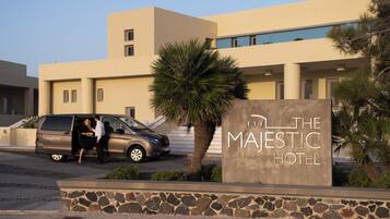 Un edificio moderno con un letrero que dice "The Majestic Hotel".