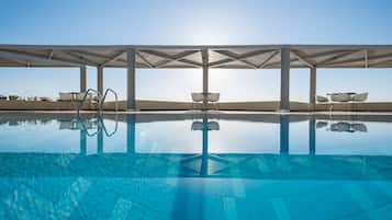 Piscina stagionale all'aperto, ombrelloni da piscina, lettini