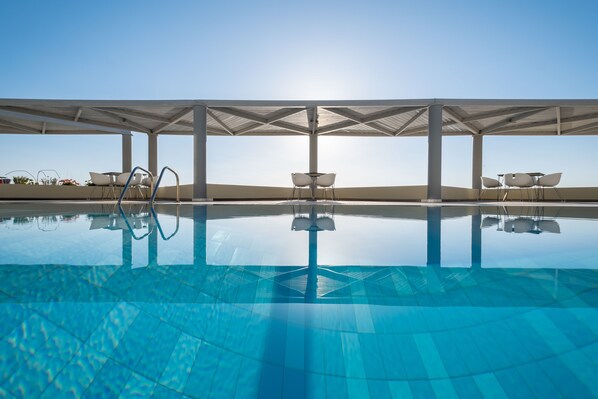 Piscine extérieure en saison, parasols, chaises longues