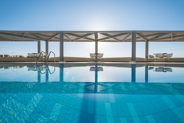 Piscine extérieure (ouverte en saison), parasols de plage