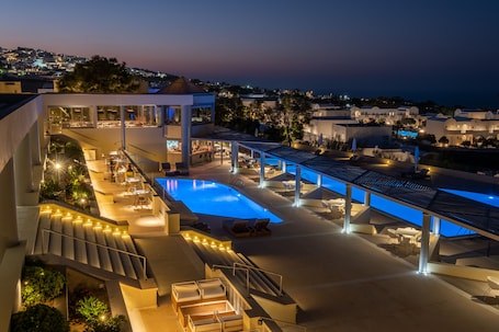 Bar junto a la piscina. The Majestic Hotel
