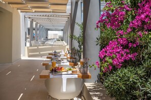 2 restaurantes; se sirven desayunos 