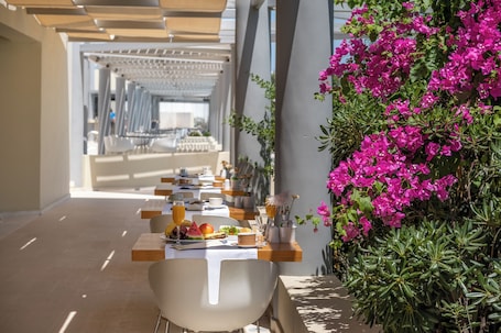 2 restaurants, breakfast served. The Majestic Hotel