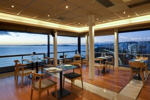 Phục vụ bữa trưa và bữa tối, món ăn kiểu Địa Trung Hải 