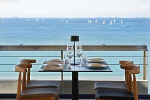 Se sirven almuerzos, cenas y cocina mediterránea 