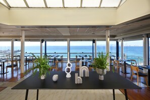 供应午餐和晚餐，地中海菜