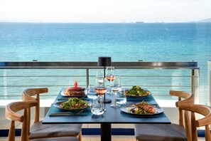 Phục vụ bữa trưa và bữa tối, món ăn kiểu Địa Trung Hải 