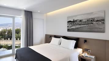 Minibar, caja de seguridad en la habitación y escritorio