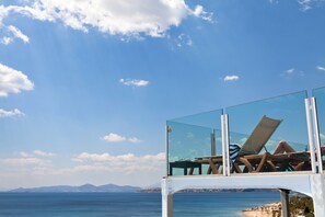 Una piscina al aire libre de temporada, sombrillas