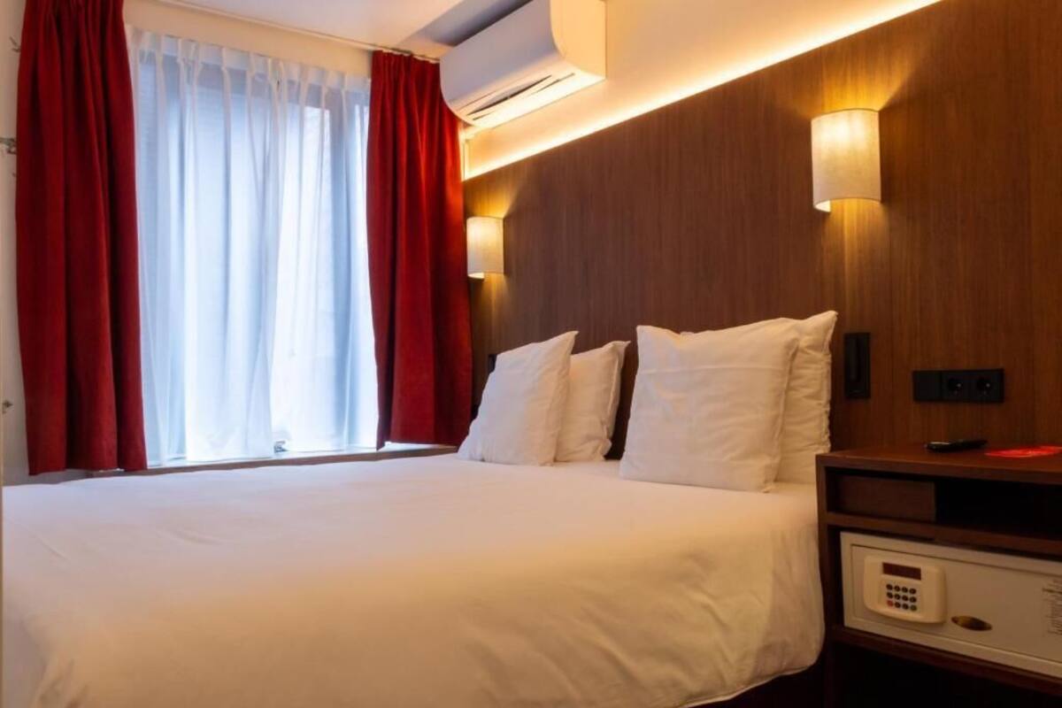 Comfort Double Room | Hypo-allergenic bedding available, down comforters, in-room safe