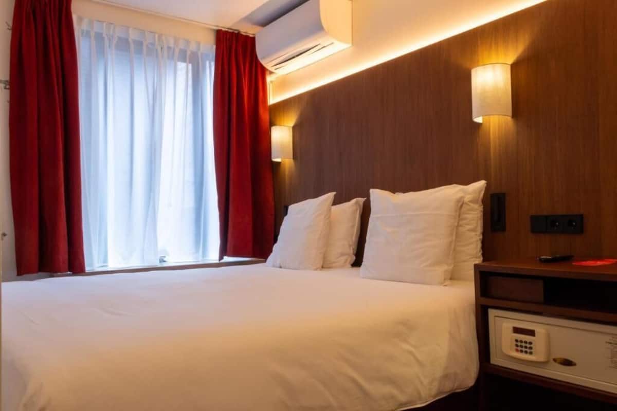 Quarto casal conforto | Roupas de cama antialérgicas, edredons de pluma, cofres nos quartos