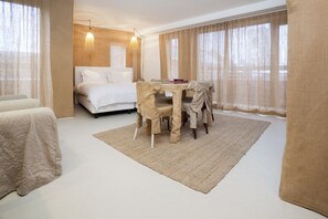 Hypo-allergenic bedding, down comforters, in-room safe - Hotel The Exchange (Amsterdam)