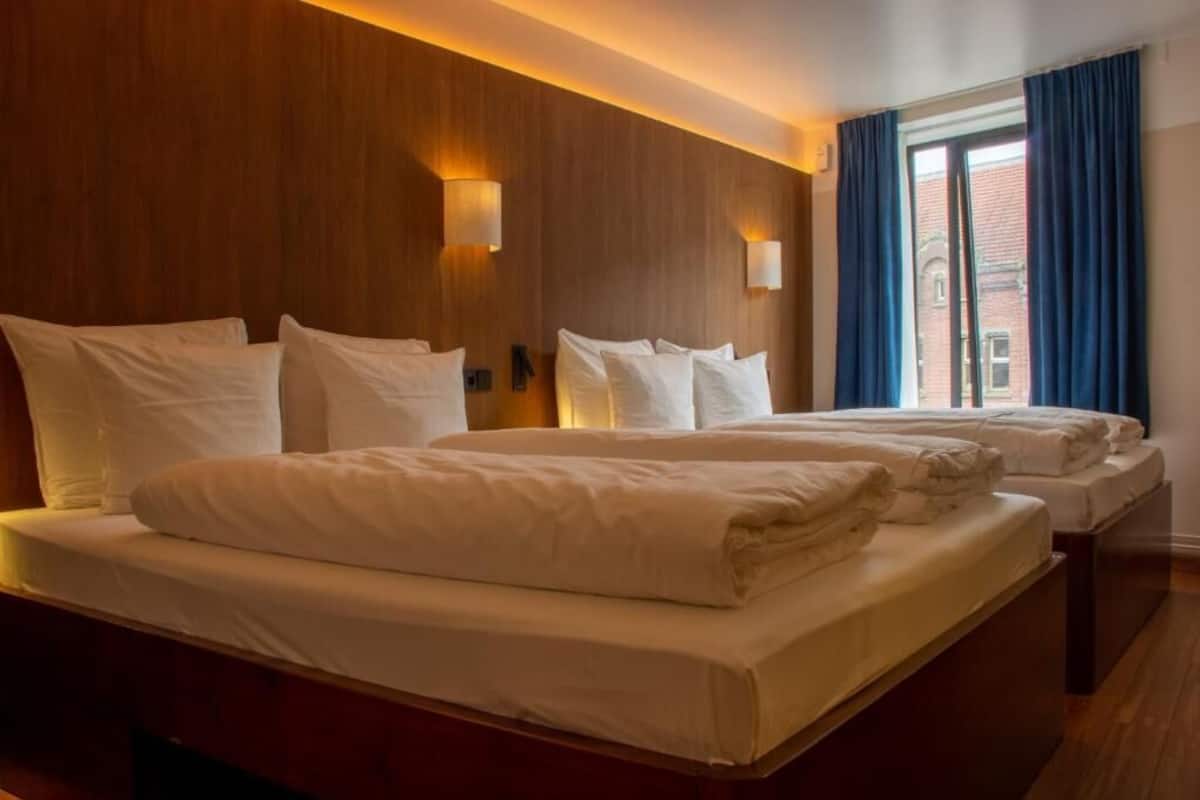 Quarto quádruplo conforto | Roupas de cama antialérgicas, edredons de pluma, cofres nos quartos