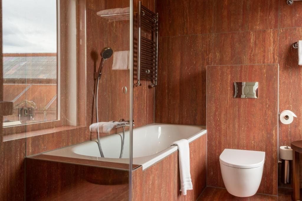 Superior-Studiosuite | Badezimmer | Kostenlose Toilettenartikel, Haartrockner, Handtücher