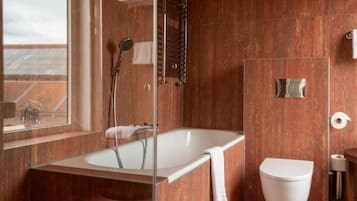 Superior-Studiosuite | Badezimmer | Kostenlose Toilettenartikel, Haartrockner, Handtücher