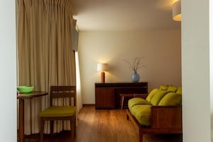 Deluxe-Studiosuite | Allergikerbettwaren, Daunenbettdecken, Zimmersafe