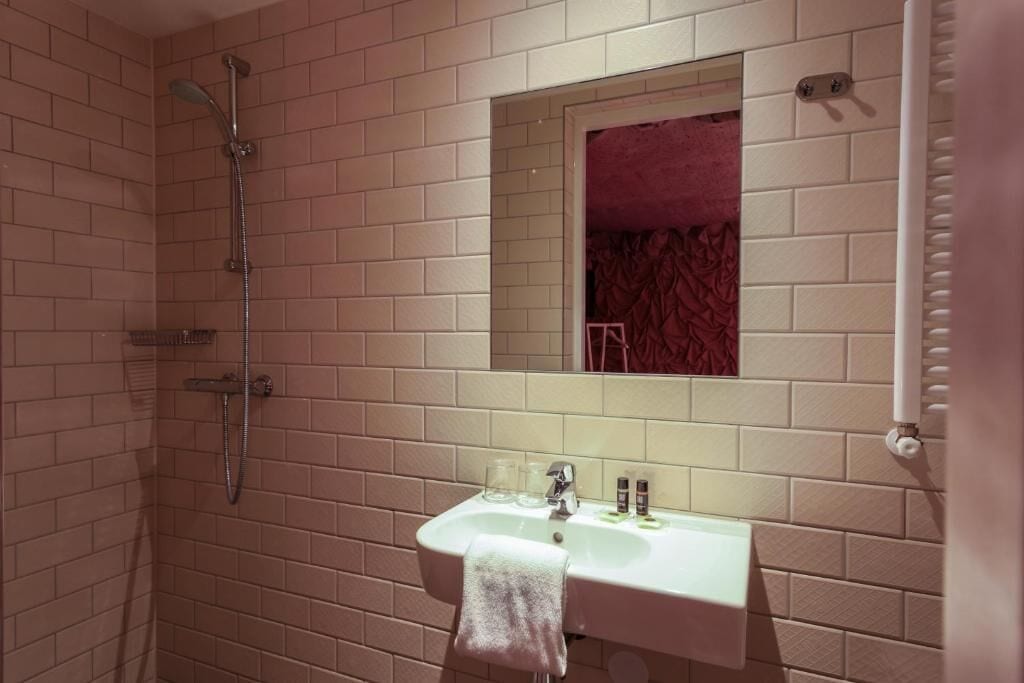 executive suite, 1 double bed | bathroom | free toiletries, hair dryer, towels