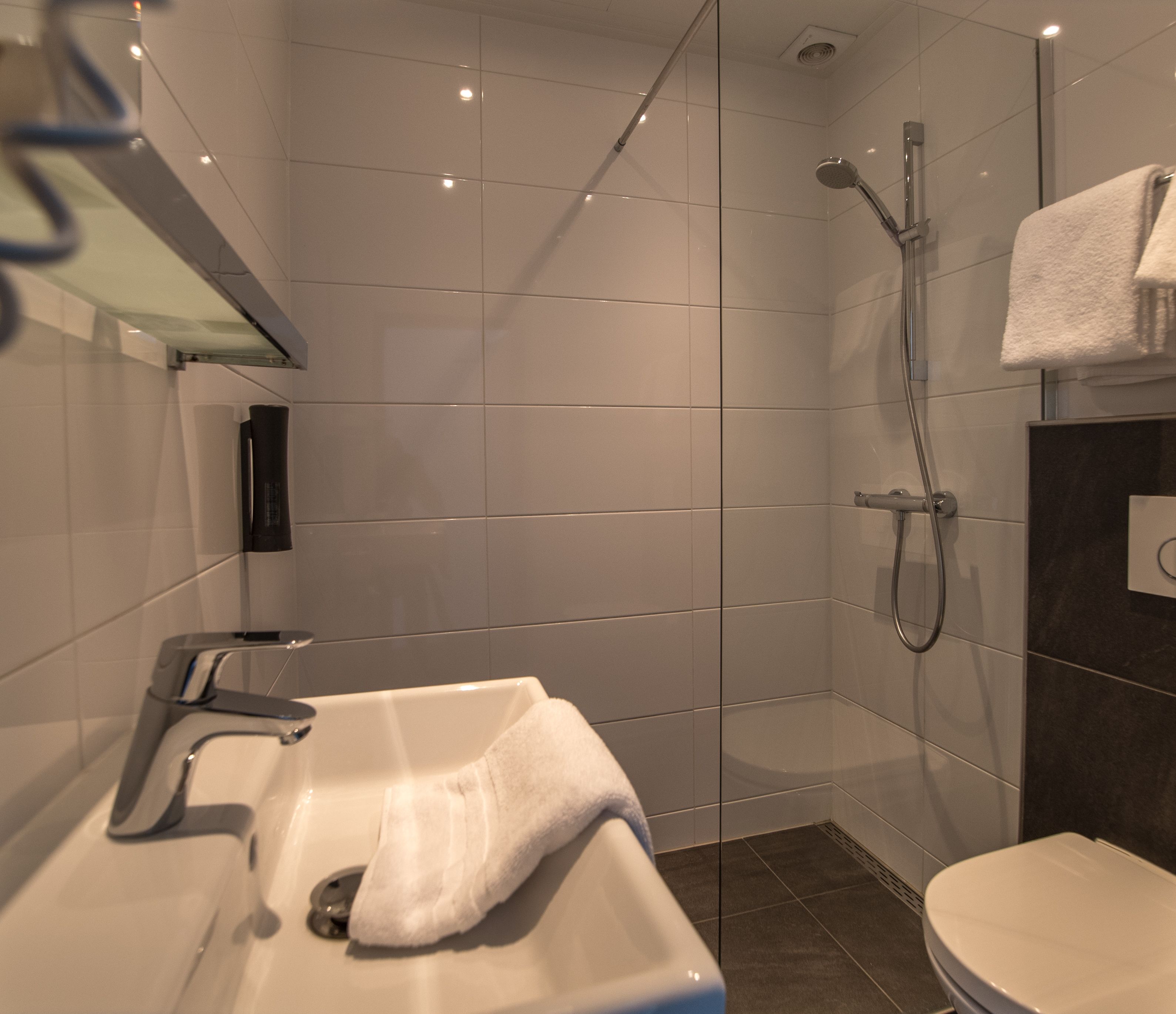 kleine twee persoons kamer (enkele bedden)  | bathroom | shower, hair dryer, towels