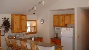 Lemari es dan microwave