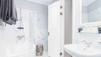 Habitación Premium con 1 cama doble o 2 individuales, vistas a la ciudad | Baño | Artículos de higiene personal gratuitos, secador de pelo y toallas