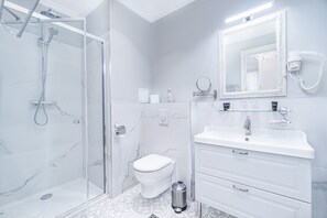 Premium Double or Twin Room | Bathroom | Free toiletries, hair dryer, towels