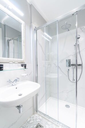 Connect room | Salle de bain | Articles de toilette gratuits, sĂšche-cheveux, serviettes fournies