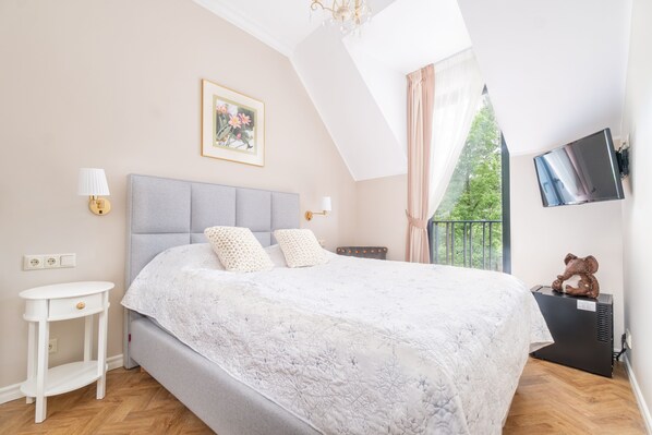 Kahden hengen huone | Minibaari, tallelokero huoneessa, työpöytä, silitysrauta/-lauta