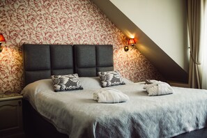 Superior Room, 1 Queen Bed | 1 bedroom, minibar, in-room safe, desk